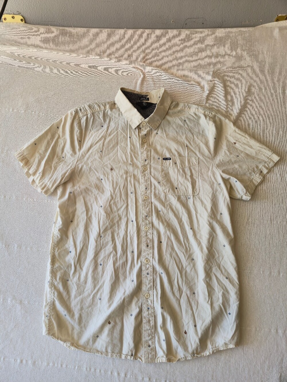 Volcom Men's Modern Fit Short Sleeve Button-Up Shirt XL